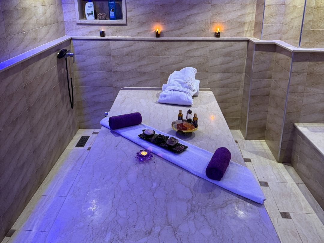 Hammam marocain en marbre éclairé à la bougie chez Douce Brise Spa, Casablanca Maârif