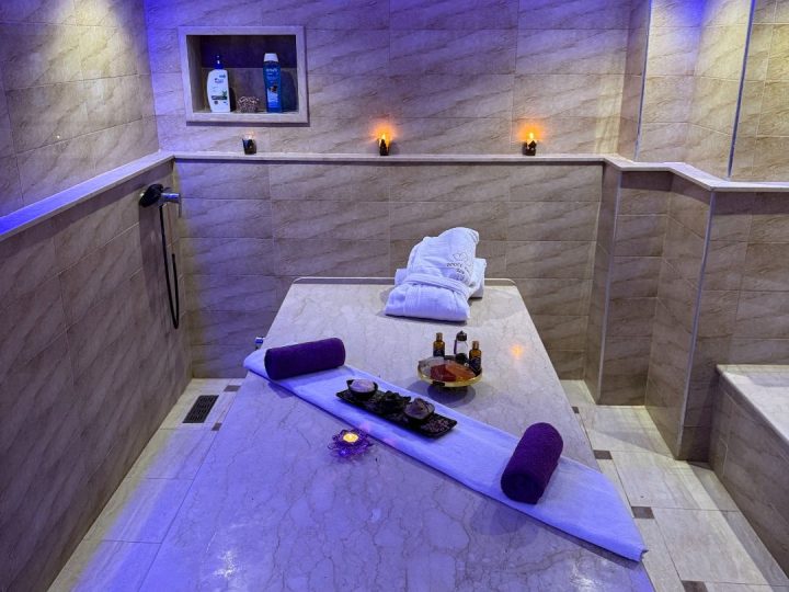 Hammam marocain traditionnel en marbre à Casablanca