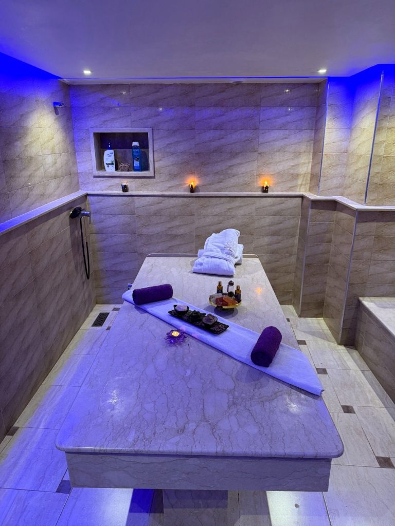 Hammam marocain traditionnel en marbre à Casablanca